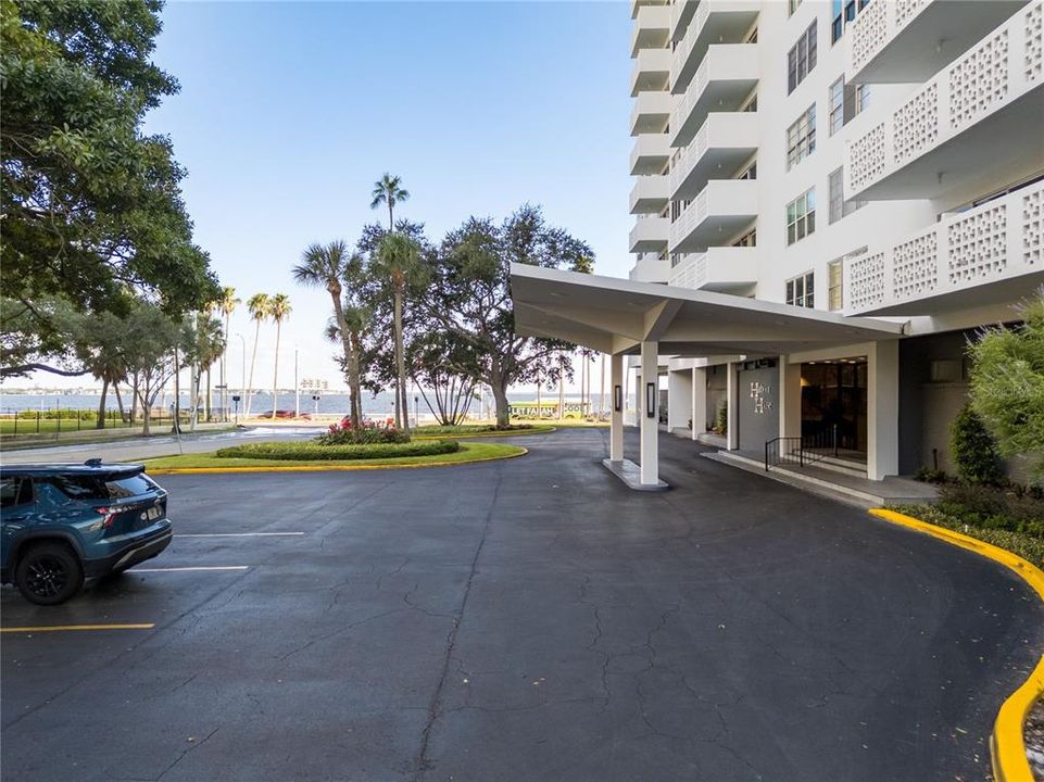 For Sale: $324,900 (1 beds, 1 baths, 840 Square Feet)
