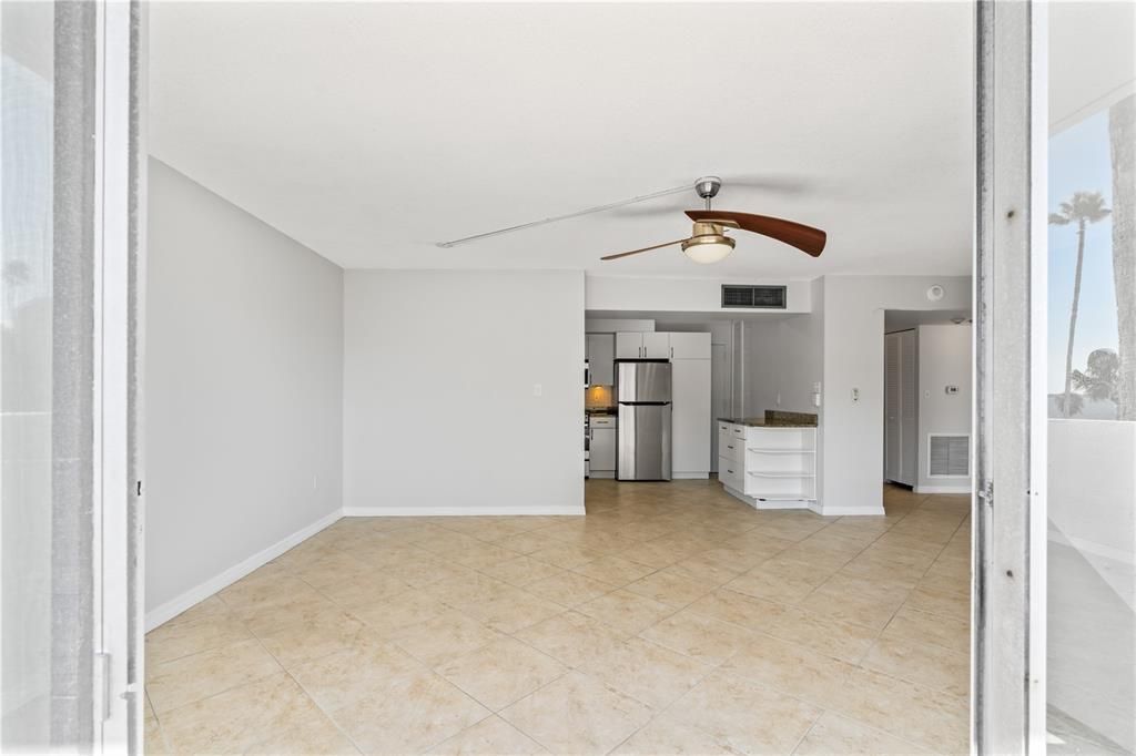 For Sale: $324,900 (1 beds, 1 baths, 840 Square Feet)