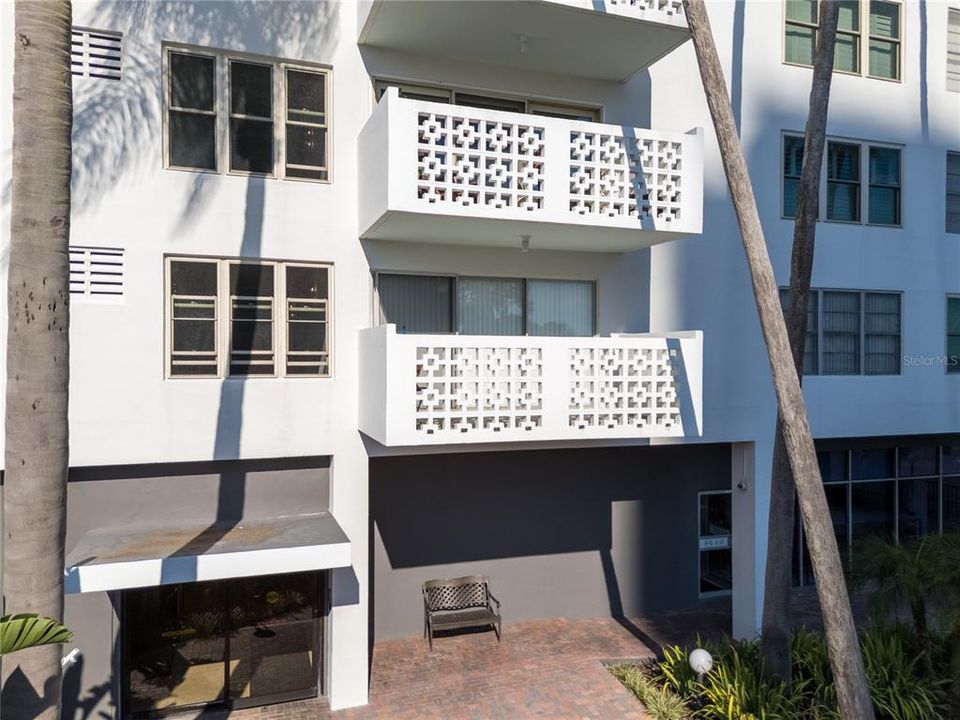For Sale: $324,900 (1 beds, 1 baths, 840 Square Feet)