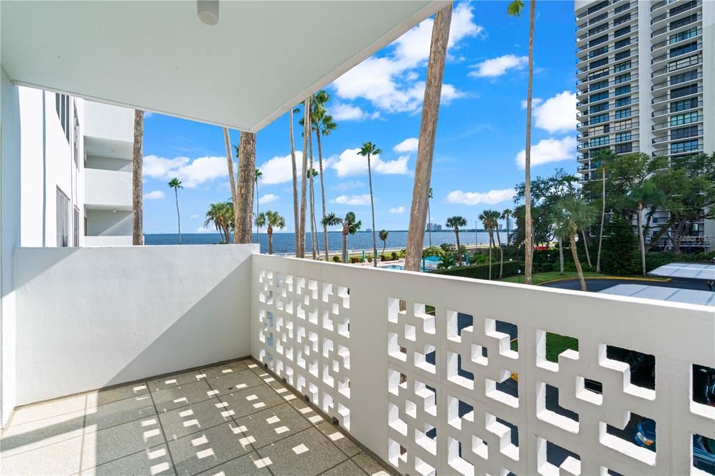 For Sale: $324,900 (1 beds, 1 baths, 840 Square Feet)