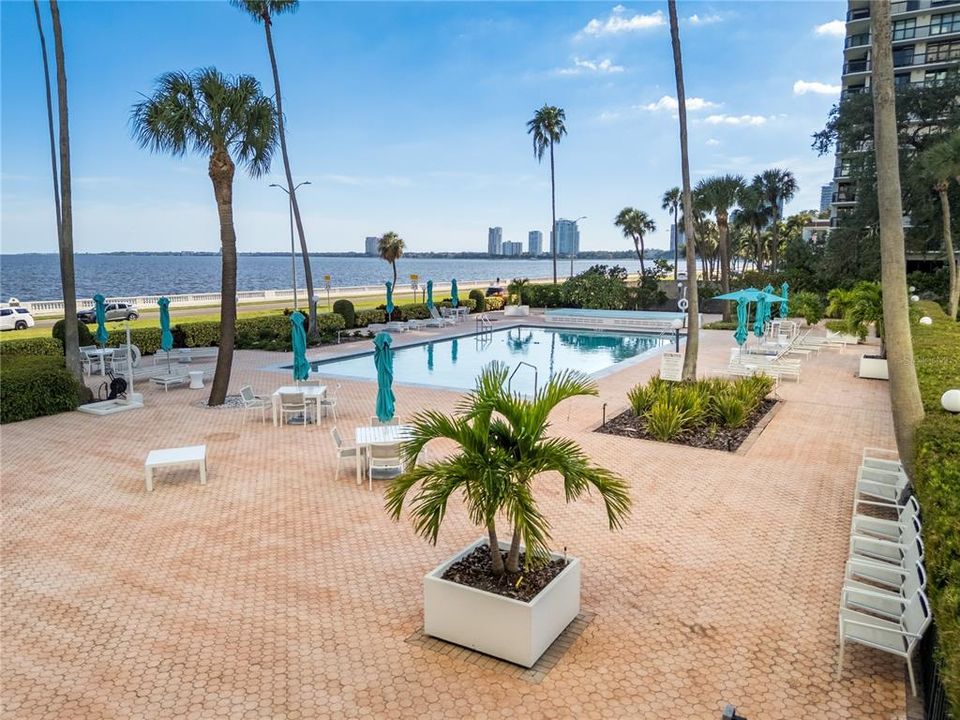 For Sale: $324,900 (1 beds, 1 baths, 840 Square Feet)