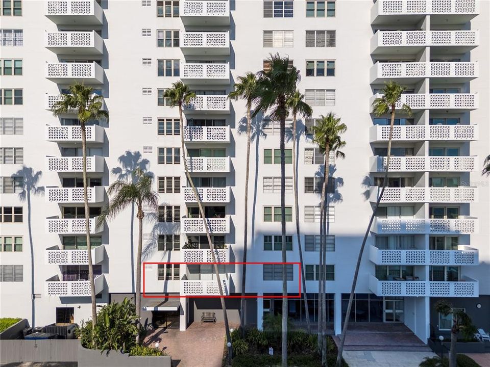 For Sale: $324,900 (1 beds, 1 baths, 840 Square Feet)