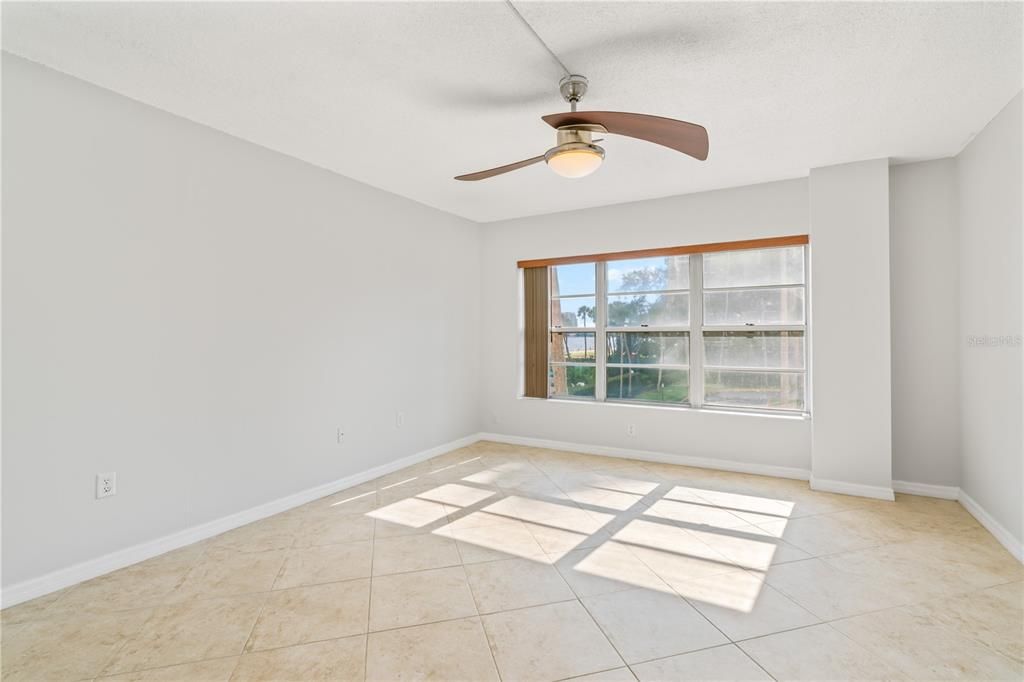 For Sale: $324,900 (1 beds, 1 baths, 840 Square Feet)