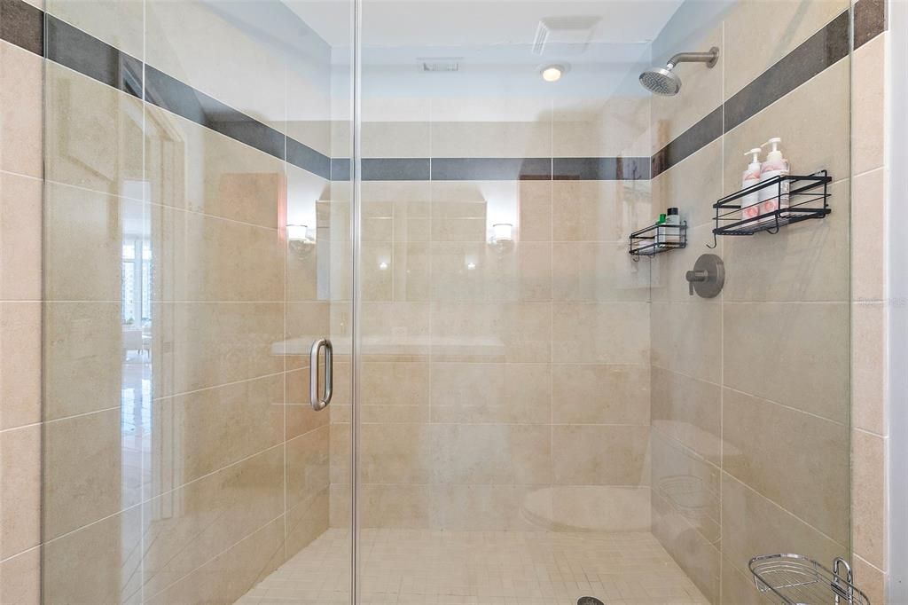 For Rent: $5,795 (1 beds, 1 baths, 1225 Square Feet)