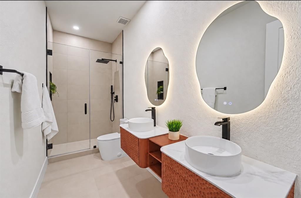 Active With Contract: $1,545,000 (6 beds, 5 baths, 3702 Square Feet)