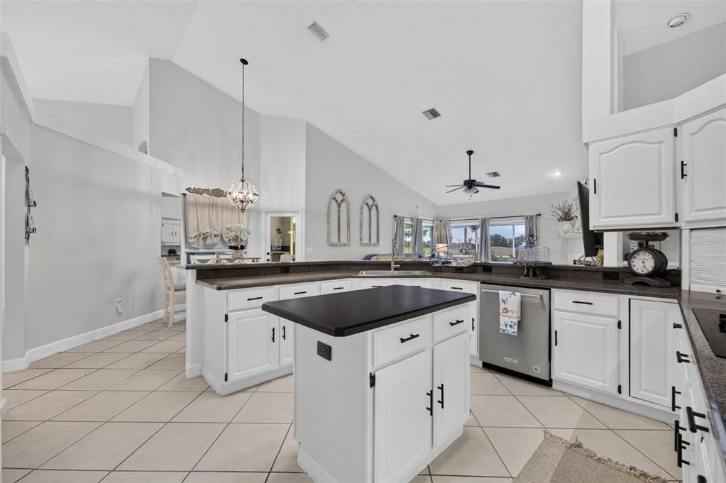 En Venta: $725,000 (4 camas, 2 baños, 2780 Pies cuadrados)