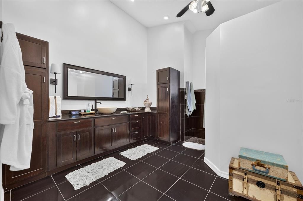 En Venta: $725,000 (4 camas, 2 baños, 2780 Pies cuadrados)