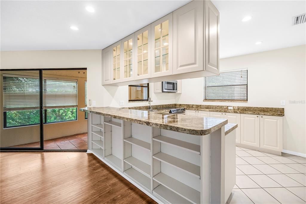 For Sale: $295,000 (2 beds, 2 baths, 1025 Square Feet)