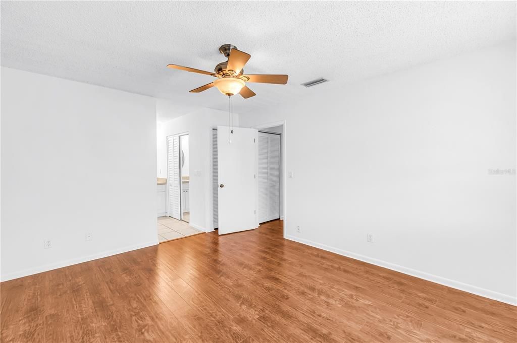 For Sale: $295,000 (2 beds, 2 baths, 1025 Square Feet)