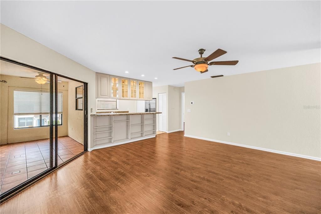 For Sale: $295,000 (2 beds, 2 baths, 1025 Square Feet)