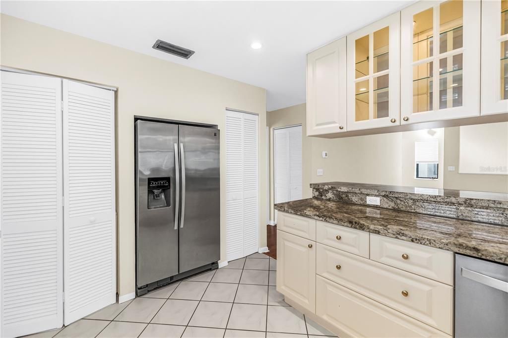 For Sale: $295,000 (2 beds, 2 baths, 1025 Square Feet)
