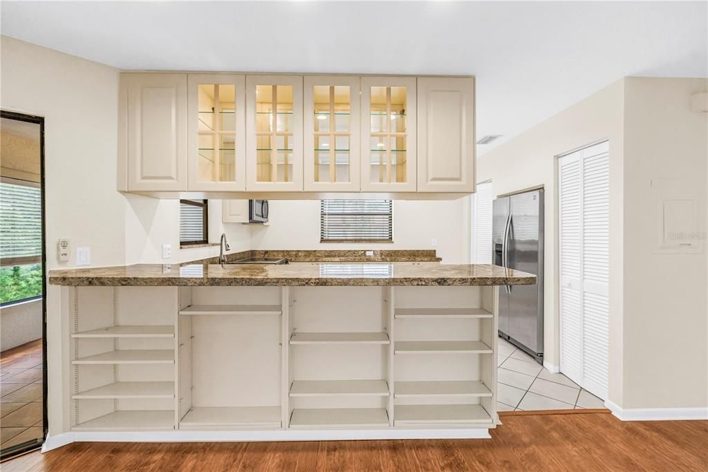 For Sale: $295,000 (2 beds, 2 baths, 1025 Square Feet)