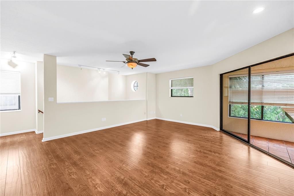 For Sale: $295,000 (2 beds, 2 baths, 1025 Square Feet)