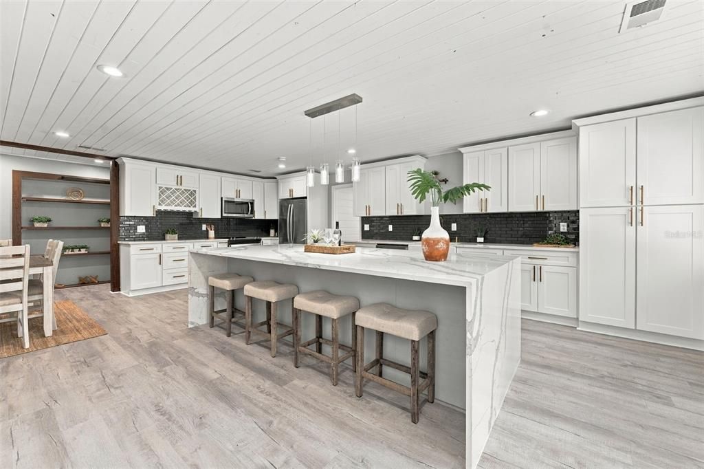 En Venta: $650,000 (4 camas, 2 baños, 2501 Pies cuadrados)