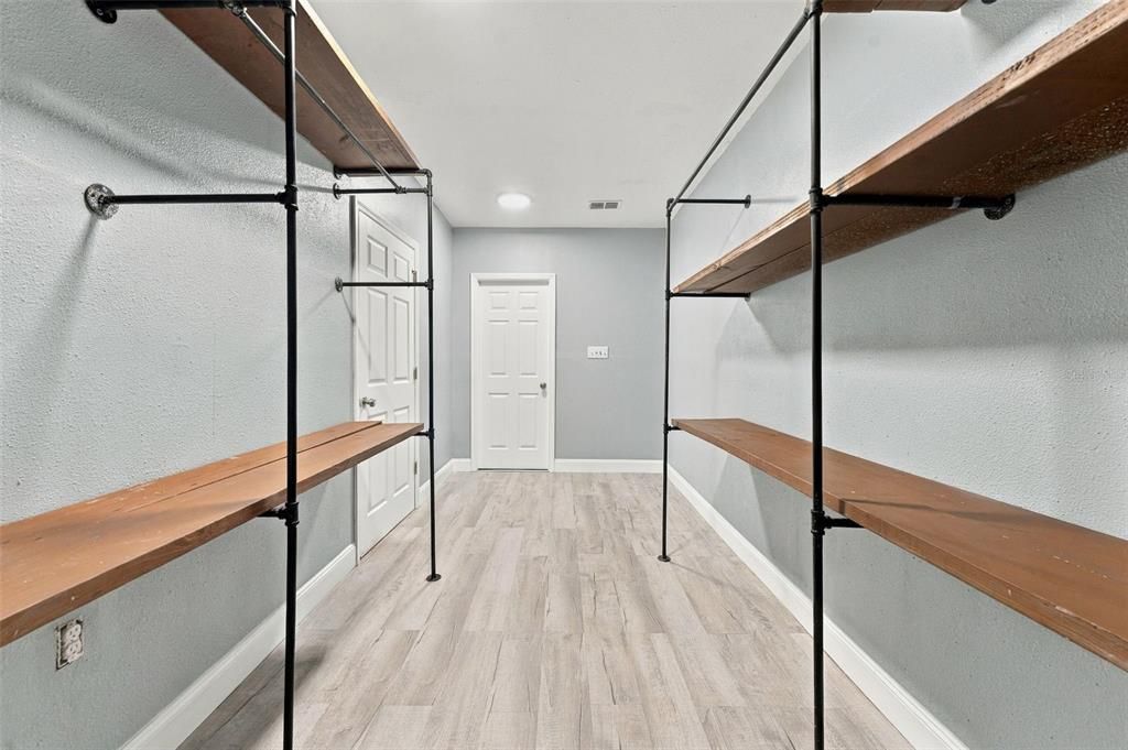 En Venta: $650,000 (4 camas, 2 baños, 2501 Pies cuadrados)