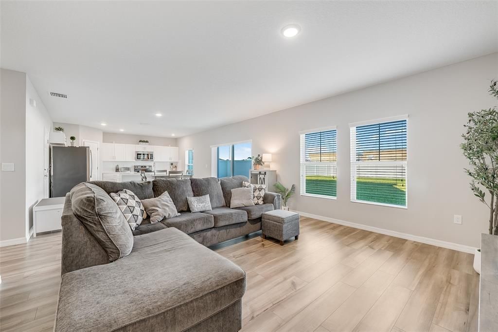 En Venta: $439,000 (5 camas, 3 baños, 2470 Pies cuadrados)