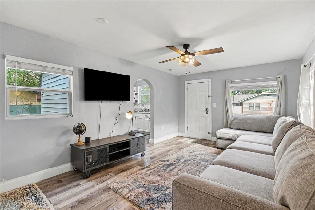 For Sale: $243,000 (2 beds, 1 baths, 912 Square Feet)