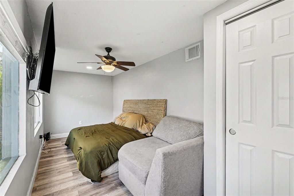 For Sale: $243,000 (2 beds, 1 baths, 912 Square Feet)