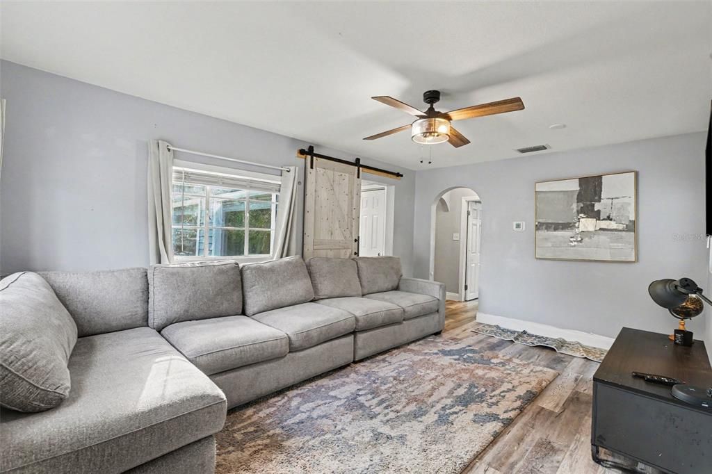 For Sale: $243,000 (2 beds, 1 baths, 912 Square Feet)