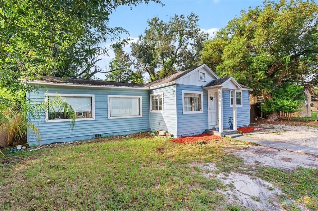 For Sale: $243,000 (2 beds, 1 baths, 912 Square Feet)