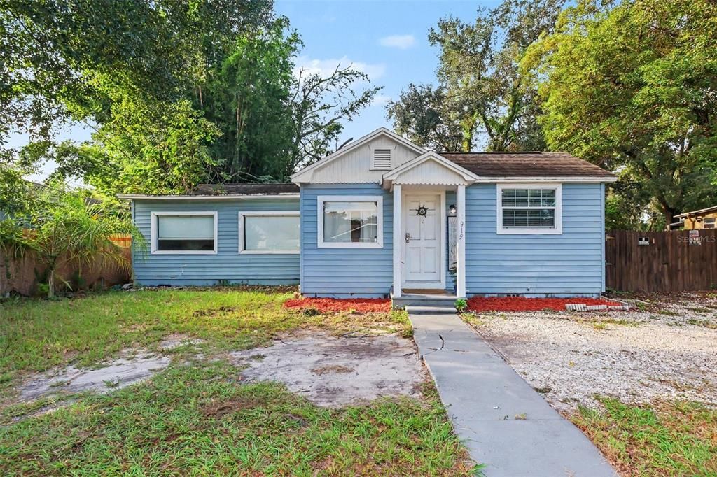 For Sale: $243,000 (2 beds, 1 baths, 912 Square Feet)