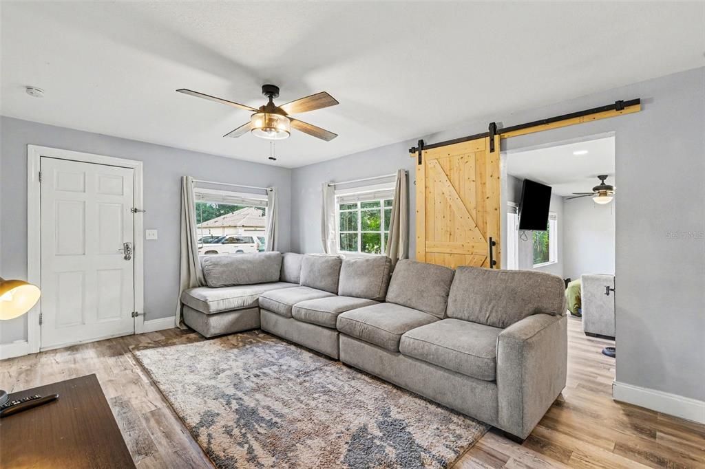 For Sale: $243,000 (2 beds, 1 baths, 912 Square Feet)