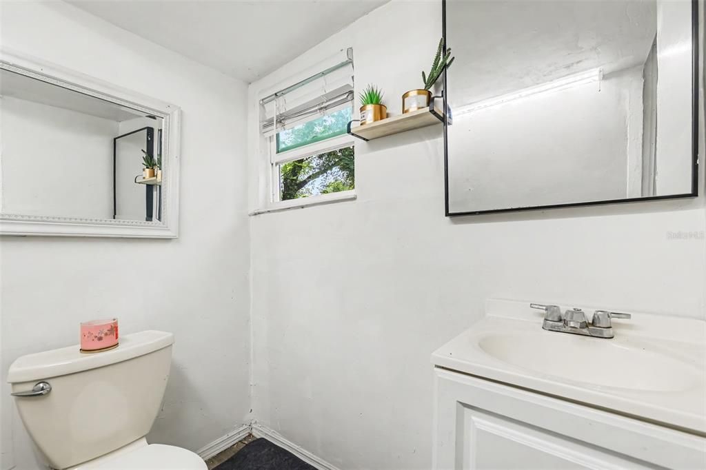 For Sale: $243,000 (2 beds, 1 baths, 912 Square Feet)