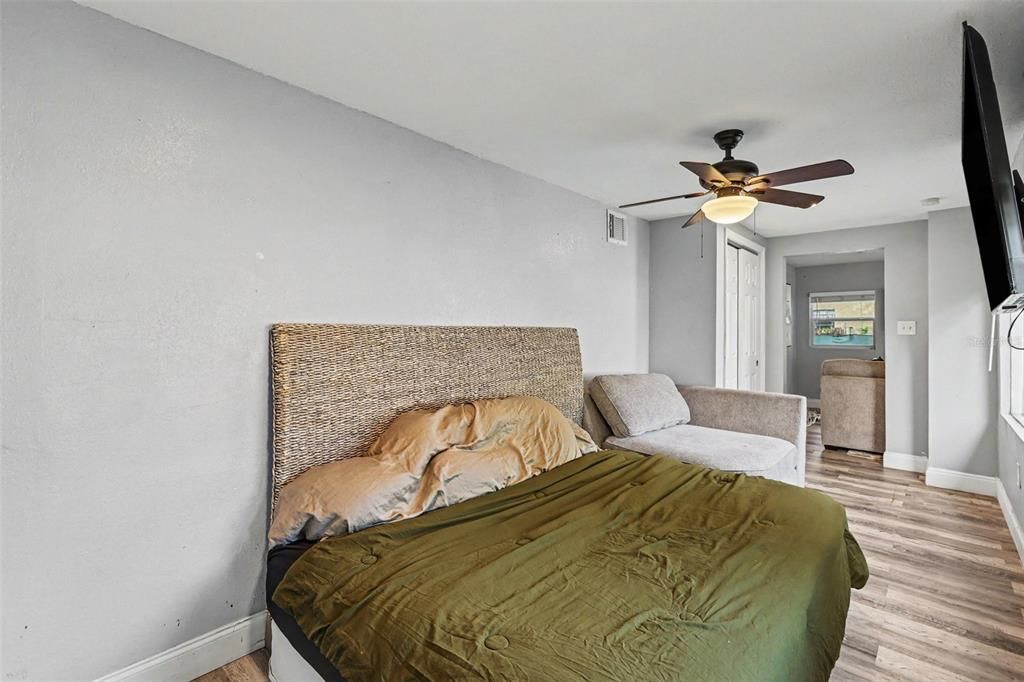 For Sale: $243,000 (2 beds, 1 baths, 912 Square Feet)