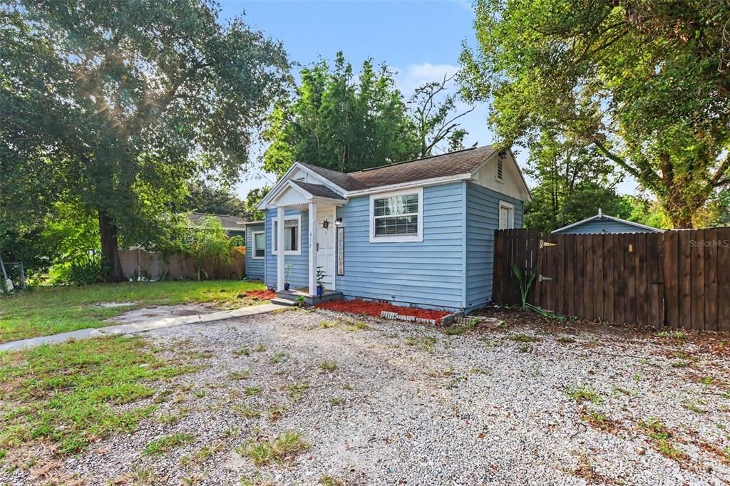 For Sale: $243,000 (2 beds, 1 baths, 912 Square Feet)