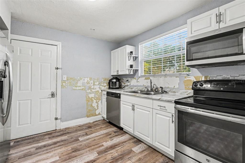 For Sale: $243,000 (2 beds, 1 baths, 912 Square Feet)