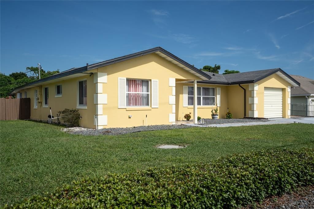 En Venta: $430,000 (3 camas, 3 baños, 1966 Pies cuadrados)