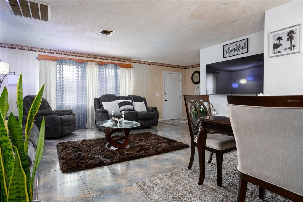 En Venta: $430,000 (3 camas, 3 baños, 1966 Pies cuadrados)