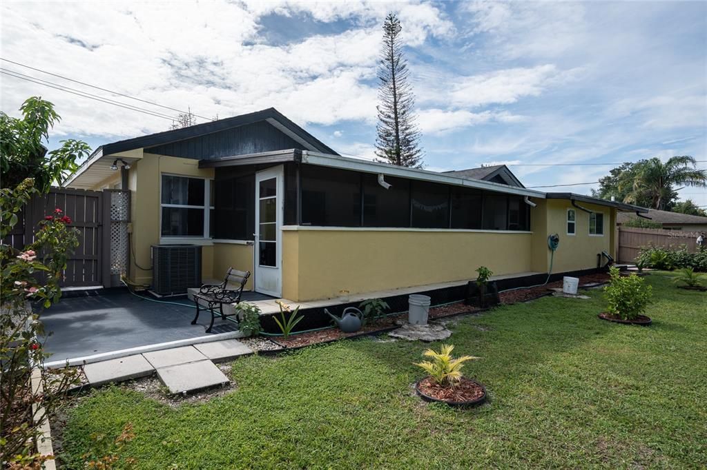 En Venta: $430,000 (3 camas, 3 baños, 1966 Pies cuadrados)