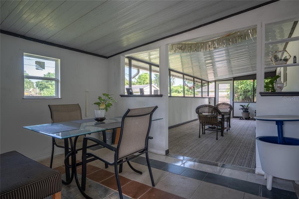 En Venta: $430,000 (3 camas, 3 baños, 1966 Pies cuadrados)