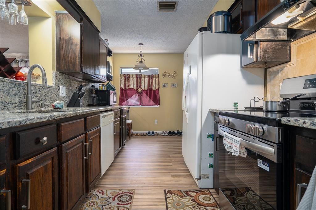 En Venta: $430,000 (3 camas, 3 baños, 1966 Pies cuadrados)