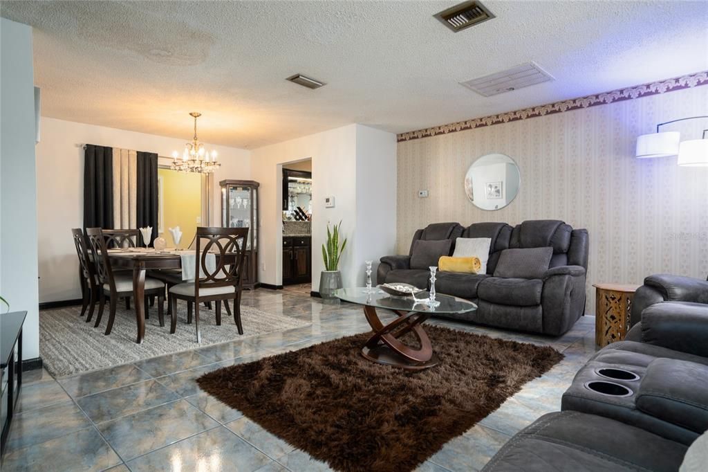 En Venta: $430,000 (3 camas, 3 baños, 1966 Pies cuadrados)