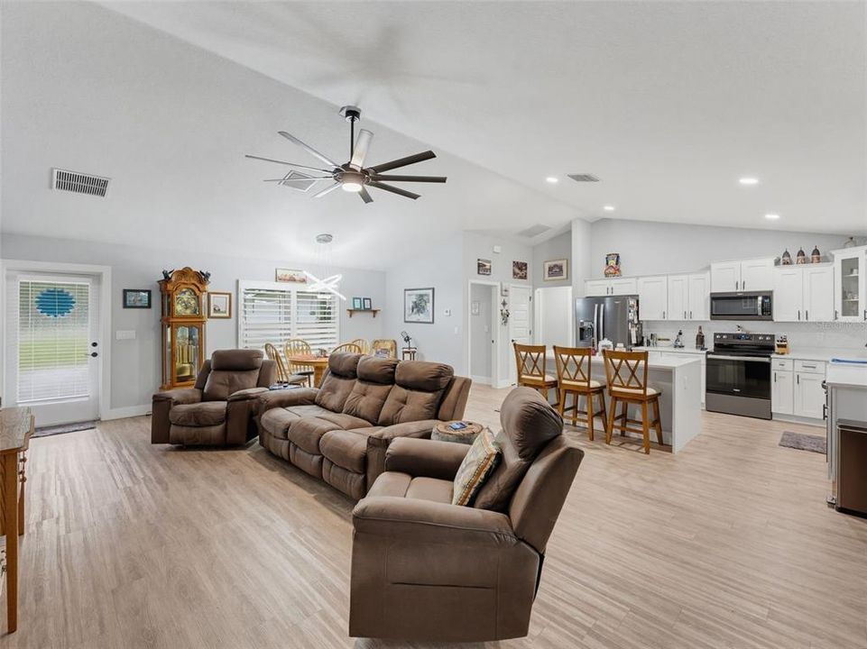 For Sale: $334,900 (3 beds, 2 baths, 1614 Square Feet)