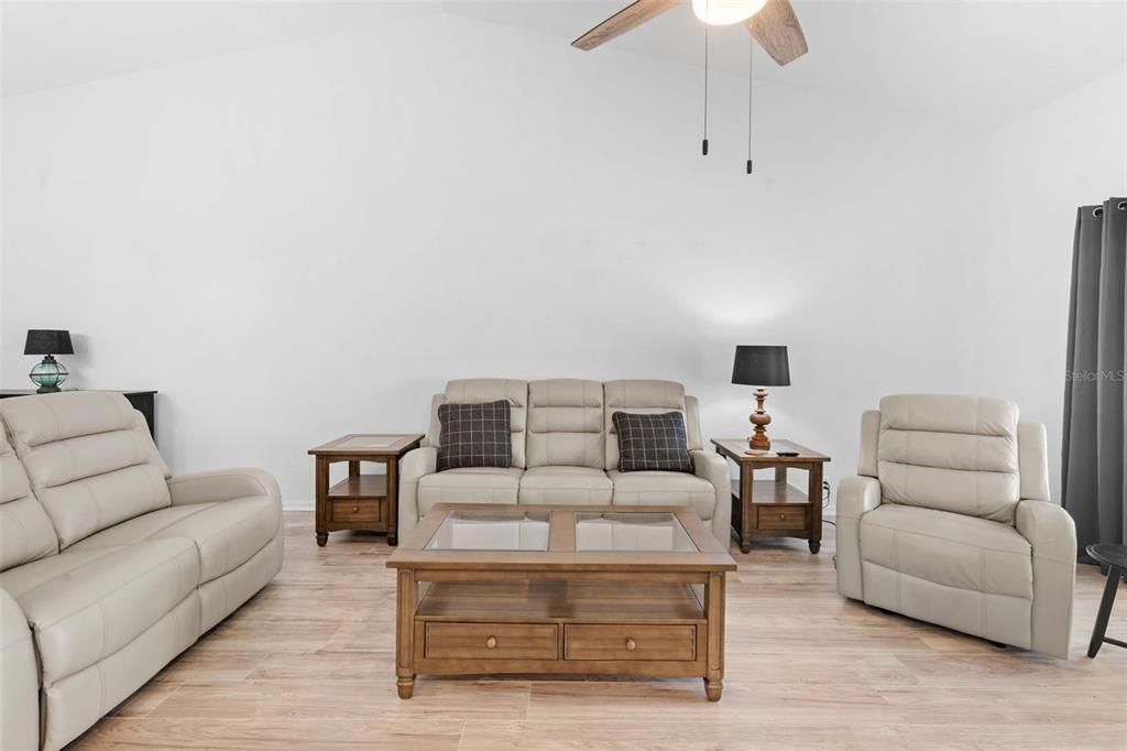For Sale: $215,000 (2 beds, 2 baths, 1393 Square Feet)