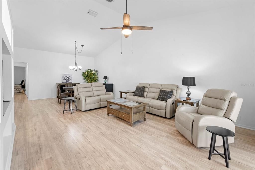 For Sale: $215,000 (2 beds, 2 baths, 1393 Square Feet)