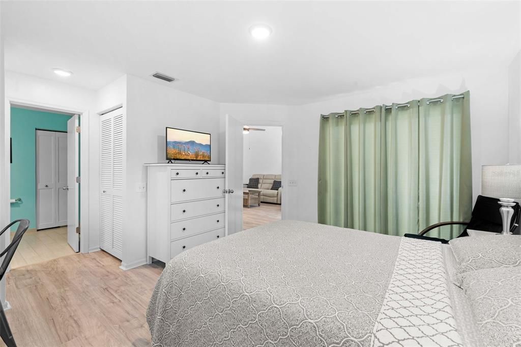 For Sale: $215,000 (2 beds, 2 baths, 1393 Square Feet)