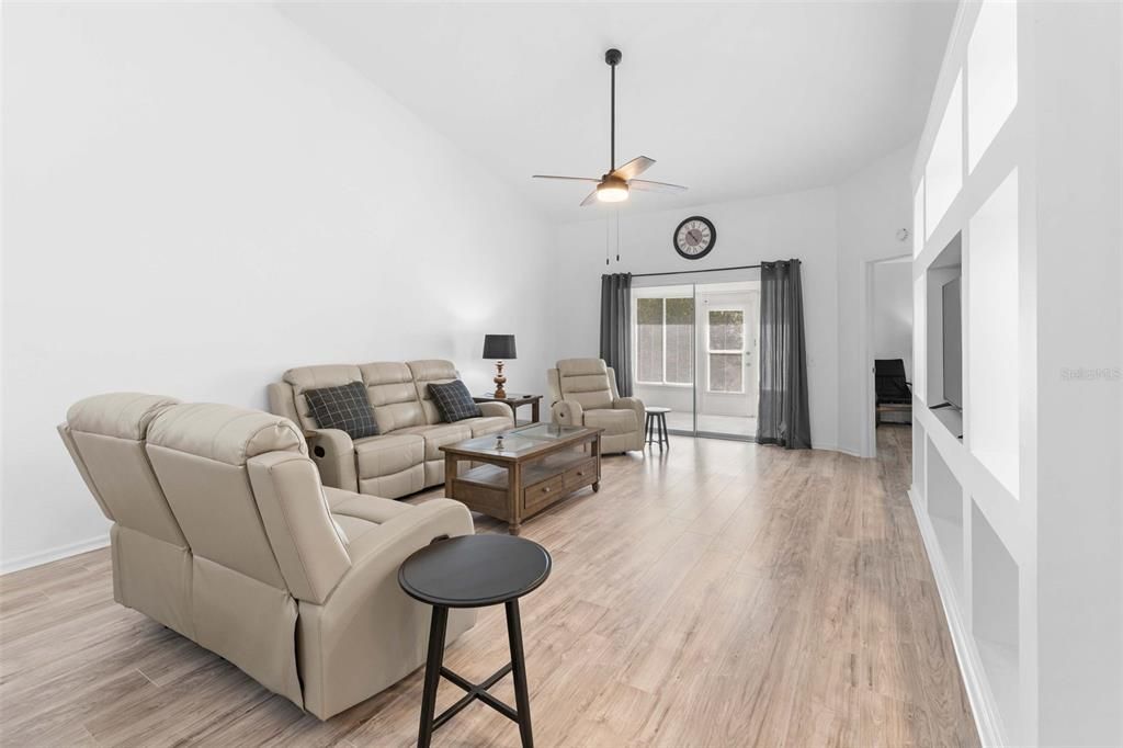 For Sale: $215,000 (2 beds, 2 baths, 1393 Square Feet)