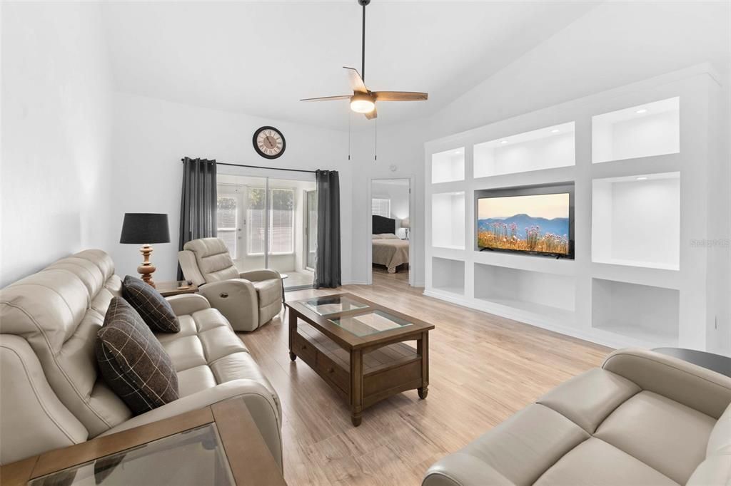 For Sale: $215,000 (2 beds, 2 baths, 1393 Square Feet)