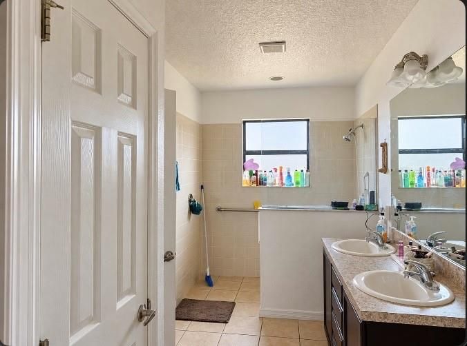 En Venta: $455,000 (4 camas, 4 baños, 2392 Pies cuadrados)