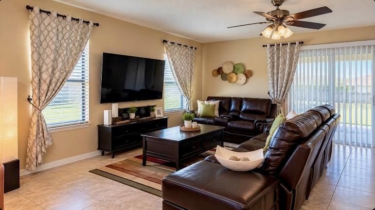 En Venta: $455,000 (4 camas, 4 baños, 2392 Pies cuadrados)