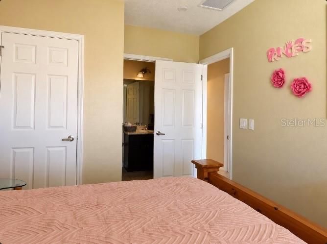 En Venta: $455,000 (4 camas, 4 baños, 2392 Pies cuadrados)