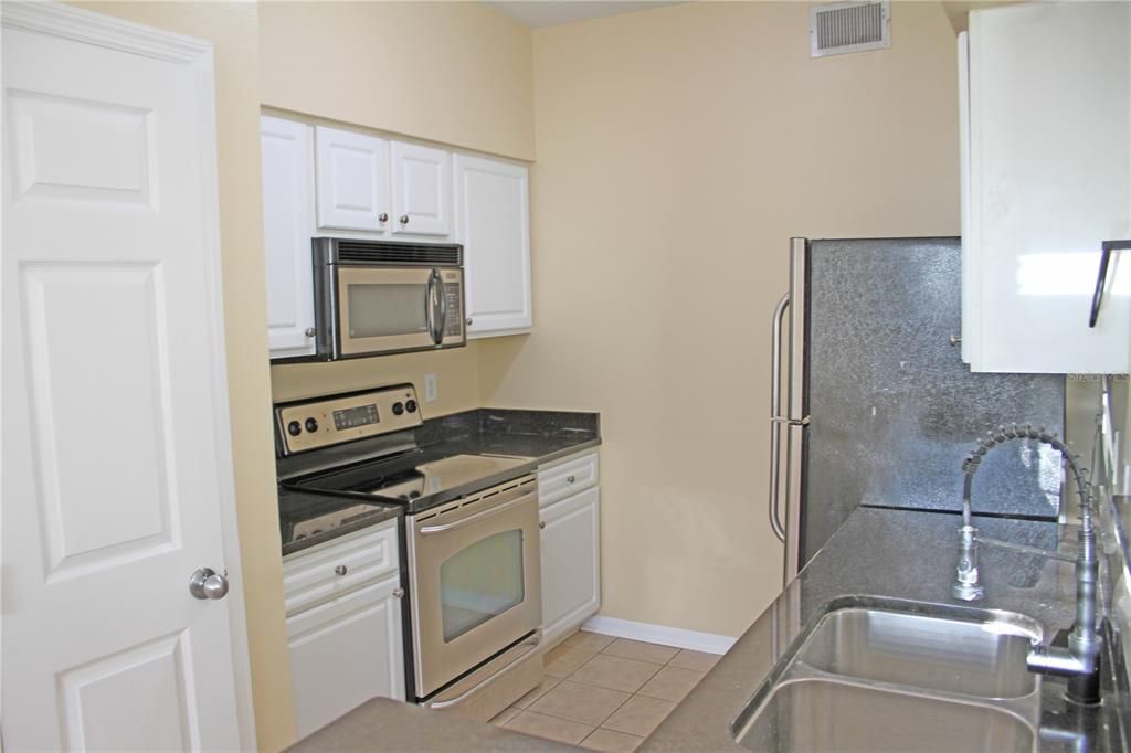 For Sale: $169,900 (1 beds, 1 baths, 867 Square Feet)