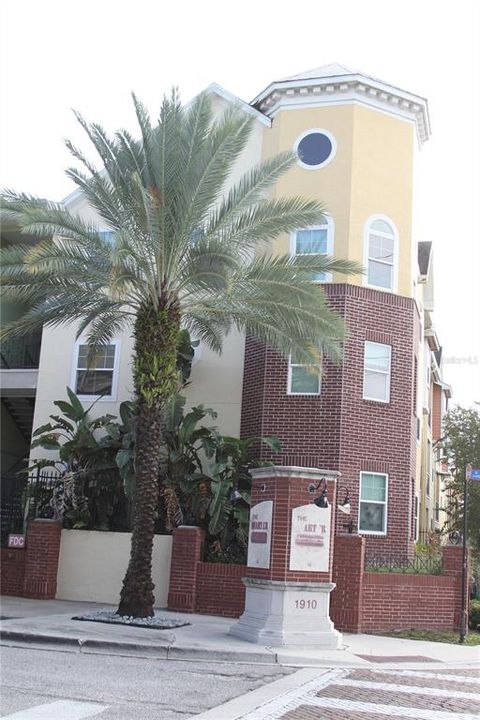 For Sale: $169,900 (1 beds, 1 baths, 867 Square Feet)