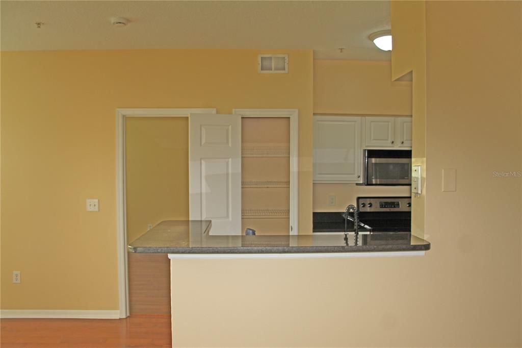 For Sale: $169,900 (1 beds, 1 baths, 867 Square Feet)