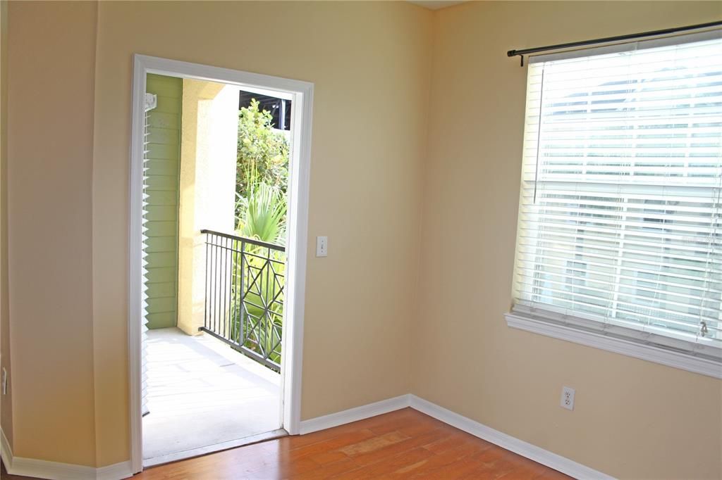 For Sale: $169,900 (1 beds, 1 baths, 867 Square Feet)