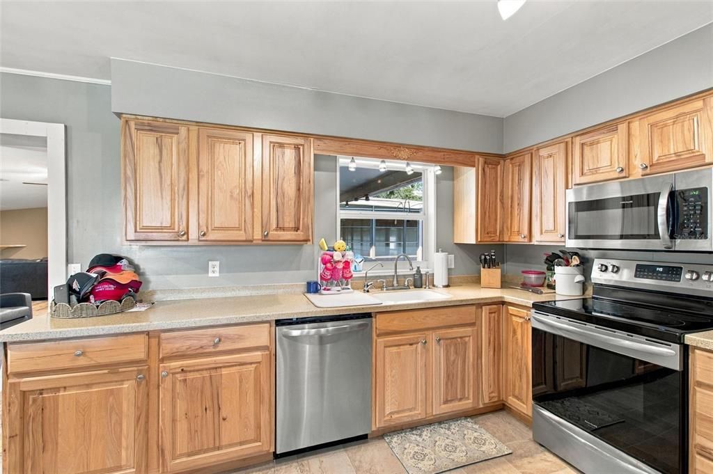 For Sale: $330,000 (3 beds, 2 baths, 1959 Square Feet)